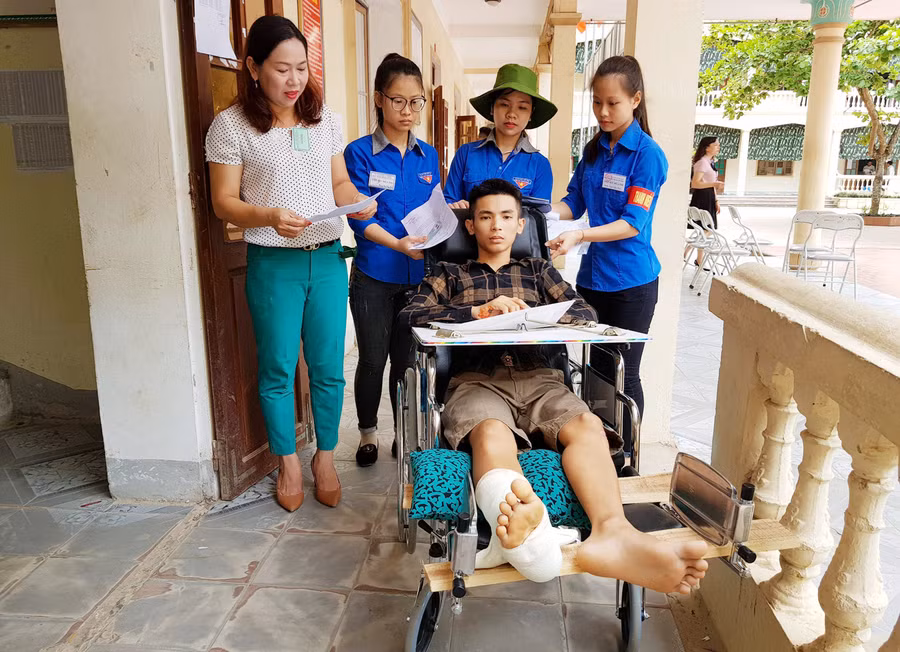 Dù gặp tai nạn em vẫn cố gắng dự thi như các thí sinh khác