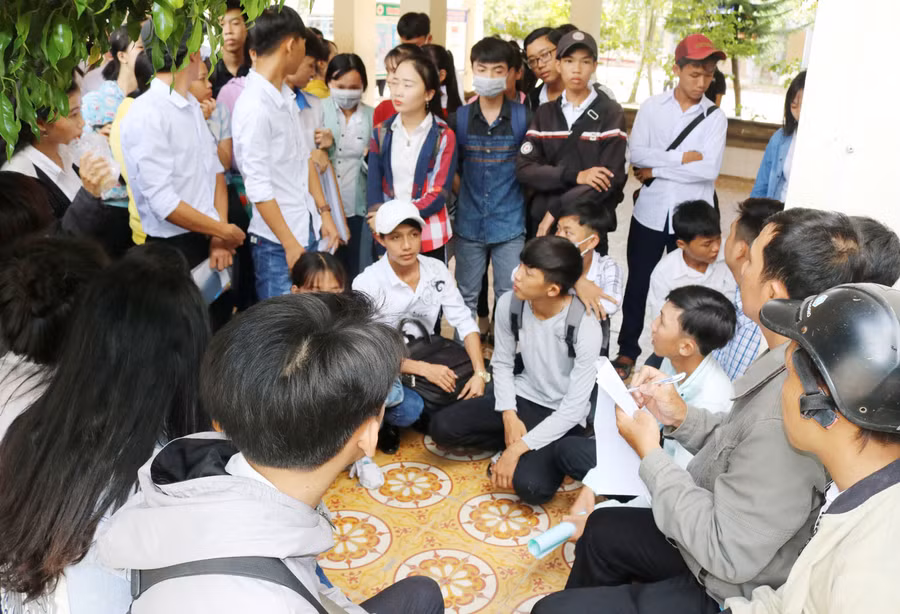 Thầy trò tập trung điểm danh trước giờ vào phòng thi sáng 25/6.