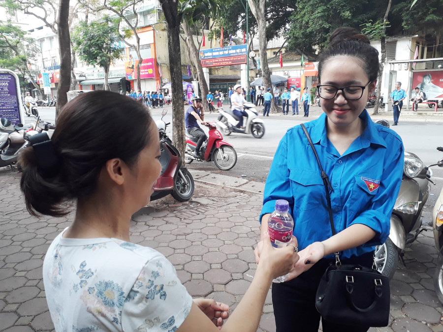 Sinh viên tình nguyện tiếp nước uống cho phụ huynh Sinh viên tình nguyện tiếp nước uống cho phụ huynh