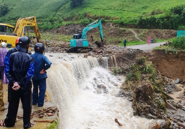 Lực lượng chức năng nỗ lực thông đường ở Văn Bàn, phục vụ kỳ thi tốt nghiệp THPT quốc gia tại đây. Lực lượng chức năng nỗ lực thông đường ở Văn Bàn, phục vụ kỳ thi tốt nghiệp THPT quốc gia tại đây.