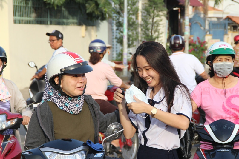 Thi gần nhà trong thời tiết tốt nên thí sinh và phụ huynh rất thoải mái về tâm lý