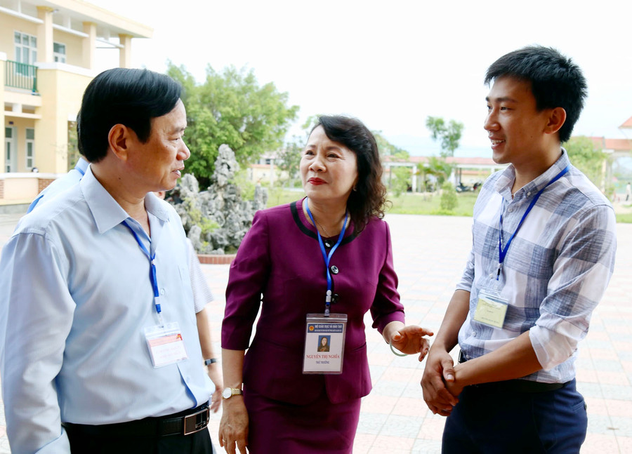 Thứ trưởng Nguyễn Thị Nghĩa nghe ý kiến của thành viên Ban chỉ đạo thi tỉnh Quảng Bình. Thứ trưởng Nguyễn Thị Nghĩa nghe ý kiến của thành viên Ban chỉ đạo thi tỉnh Quảng Bình.