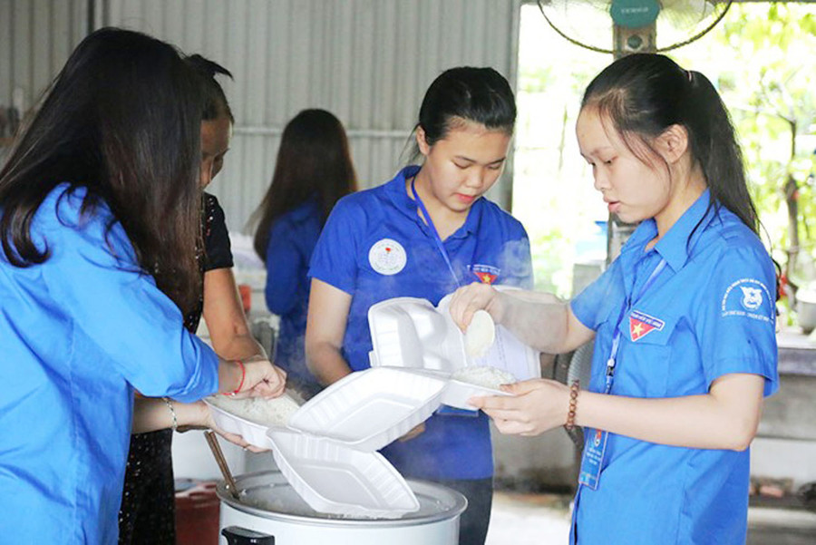 Các đoàn viên phục vụ nhiệt tình bữa ăn cho các thí sinh Các đoàn viên phục vụ nhiệt tình bữa ăn cho các thí sinh