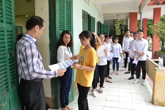 Lào Cai: Thí sinh khắc phục khó khăn do mưa lũ, đến trường thi đúng giờ, an toàn