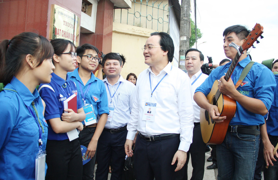 Bộ trưởng Phùng Xuân Nhạ trò chuyện, động viên thanh niên tình nguyện tiếp sức mùa thi Bộ trưởng Phùng Xuân Nhạ trò chuyện, động viên thanh niên tình nguyện tiếp sức mùa thi