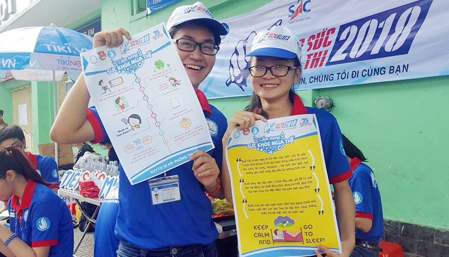 Các sinh viên tình nguyện đã làm cẩm nang sức khỏe giúp các thí sinh có được tinh thần tốt nhất để làm bài thi. Các sinh viên tình nguyện đã làm cẩm nang sức khỏe giúp các thí sinh có được tinh thần tốt nhất để làm bài thi.