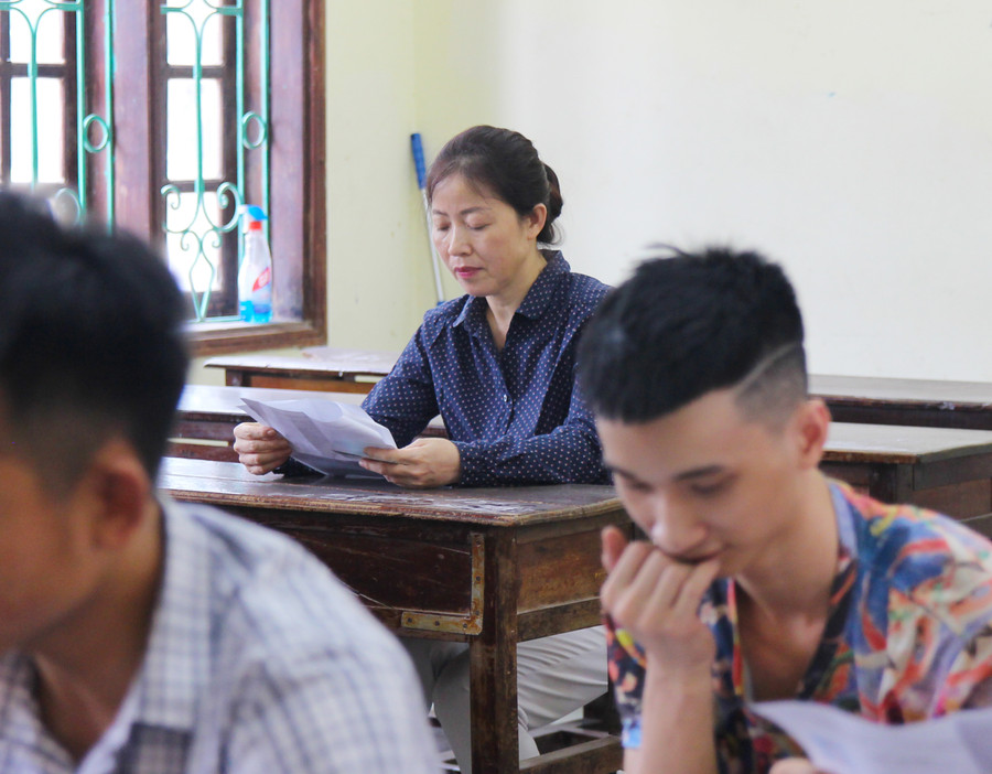 Thí sinh 50 tuổi bình tĩnh trong phòng thi với các thí sinh bằng tuổi con, cháu Thí sinh 50 tuổi bình tĩnh trong phòng thi với các thí sinh bằng tuổi con, cháu