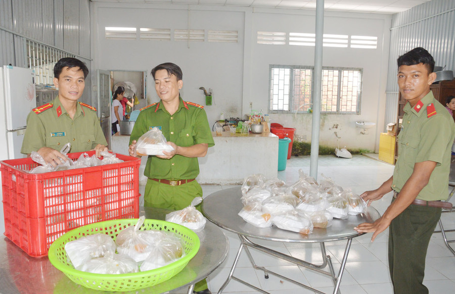 Các chiến sĩ công an huyện Mỹ Tú chuẩn bị bữa cơm trưa cho những thí sinh sau buổi thi đầu tiên Các chiến sĩ công an huyện Mỹ Tú chuẩn bị bữa cơm trưa cho những thí sinh sau buổi thi đầu tiên