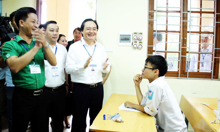 Bộ trưởng Phùng Xuân Nhạ gửi gắm niềm tin, động viên thí sinh trước giờ trống điểm trường thi