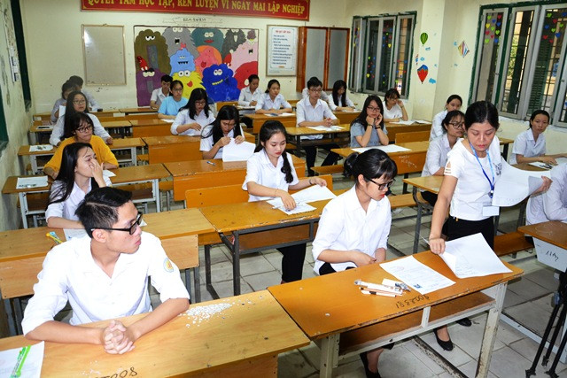 Thí sinh nhận giấy thi, chuẩn bị thi môn Ngữ Văn, tại điểm thi số 1 của Thành phố Lào Cai.