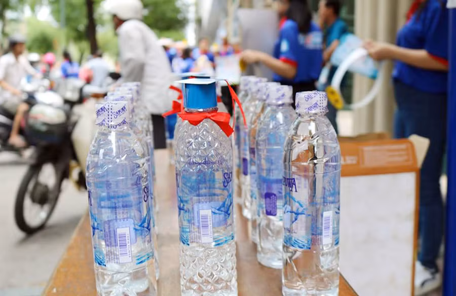 Chai nước đội mũ cử nhân là hình ảnh độc đáo do chính tay các sinh viên tình nguyện trang trí.