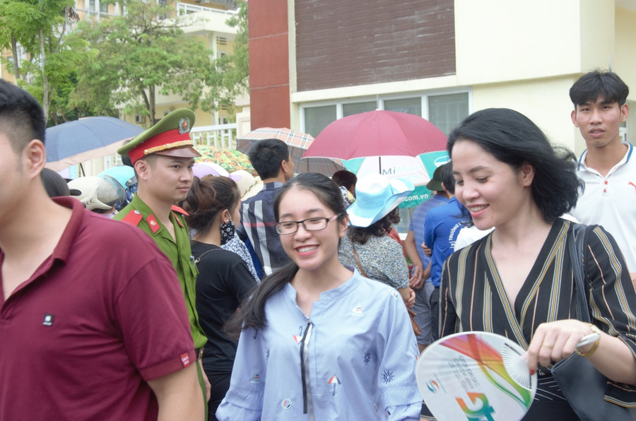 Thí sinh vui vẻ rời trường thi sau môn thi Văn