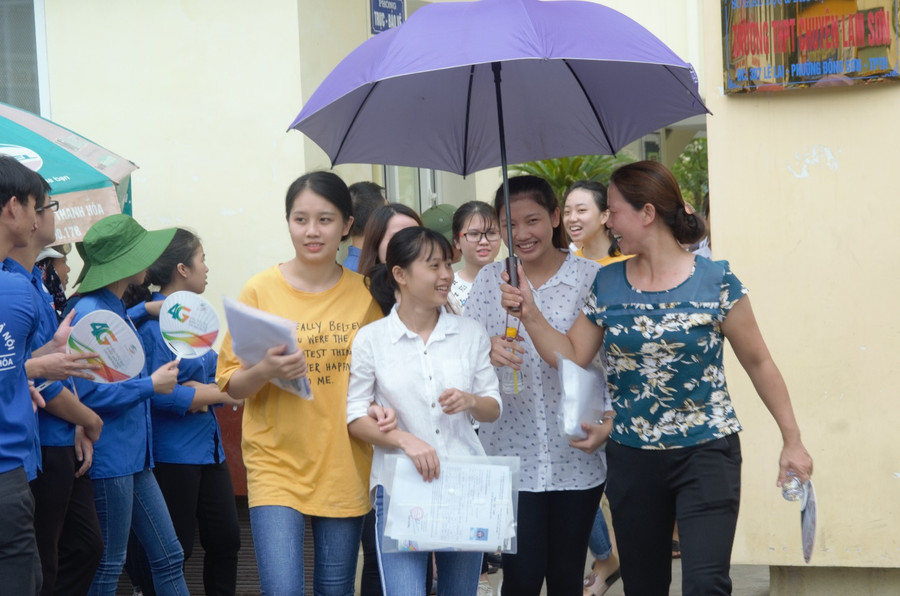 Phụ huynh đón con sau giờ thi môn Văn