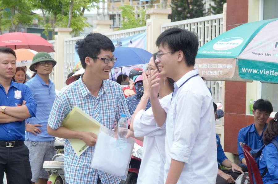 Thí sinh trao đổi sau buổi thi môn Văn