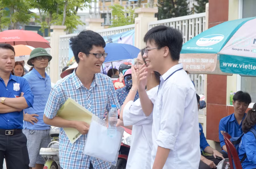 Thí sinh trao đổi sau buổi thi môn Văn