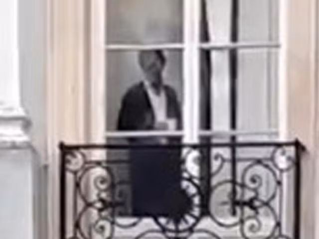  Bóng người bí ẩn trên tầng hai của tòa lâu đài. Ảnh: SWNS. 