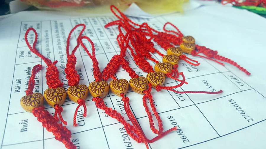 Tình nguyện viên đã tết dây đỏ tặng cho thí sinh với mong muốn các em thi tốt Tình nguyện viên đã tết dây đỏ tặng cho thí sinh với mong muốn các em thi tốt