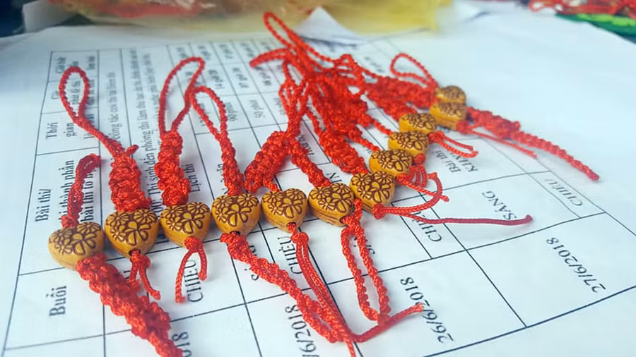 Tình nguyện viên đã tết dây đỏ tặng cho thí sinh với mong muốn các em thi tốt