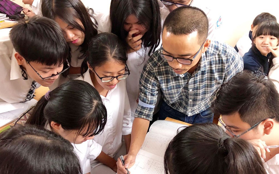 Thầy Nguyễn Cao Cường cùng học sinh Thầy Nguyễn Cao Cường cùng học sinh