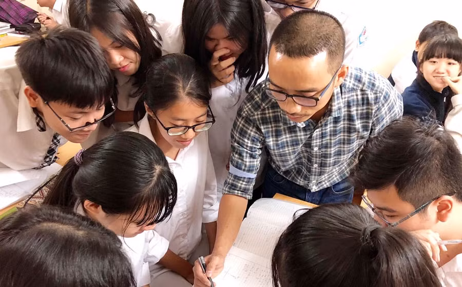 Thầy Nguyễn Cao Cường cùng học sinh