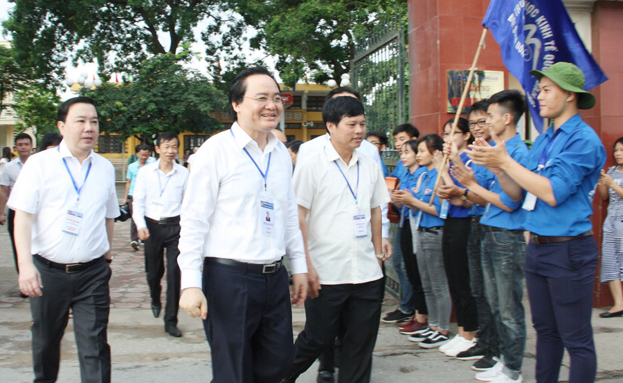 Bộ trưởng Phùng Xuân Nhạ và các thành viên trong đoàn kiểm tra tại điểm thi Trường THPT Yên Viên Bộ trưởng Phùng Xuân Nhạ và các thành viên trong đoàn kiểm tra tại điểm thi Trường THPT Yên Viên