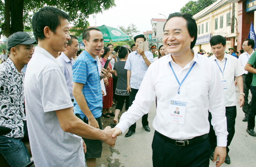 Bộ trưởng Phùng Xuân Nhạ ân cần thăm hỏi, động viên phụ huynh học sinh Bộ trưởng Phùng Xuân Nhạ ân cần thăm hỏi, động viên phụ huynh học sinh