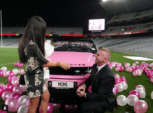 Anh Josef quỳ gối cầu hôn bạn gái. Anh Josef quỳ gối cầu hôn bạn gái. Ảnh: Instagram.