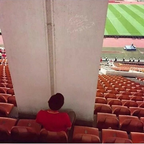 Vị trí cổ vũ bóng đá hiếm có khó tìm.