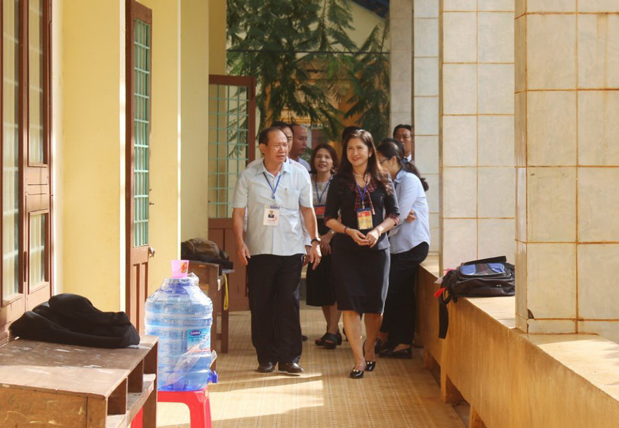 ông Tống Duy Hiến, Phó Chánh Thanh tra Bộ GD&ĐT, kiểm tra công tác thi tại một điểm thi tại cụm thi tỉnh Đắk Nông ông Tống Duy Hiến, Phó Chánh Thanh tra Bộ GD&ĐT, kiểm tra công tác thi tại một điểm thi tại cụm thi tỉnh Đắk Nông