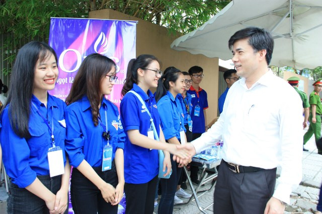 Và nói chuyện, thăm hỏi SVTN tại điểm thi này Và nói chuyện, thăm hỏi SVTN tại điểm thi này