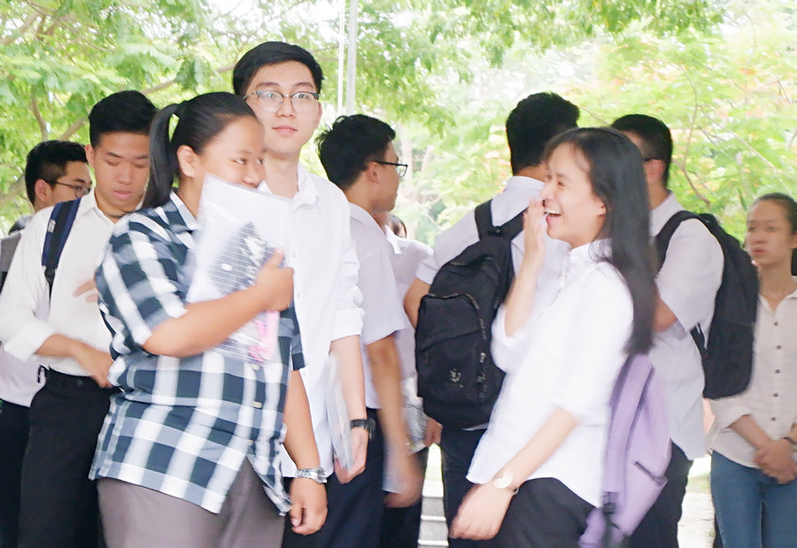 Thí sinh tại điểm thi trường THPT Phan Châu Trinh ( Đà Nẵng) trao đổi bài sau buổi thi môn Toán.