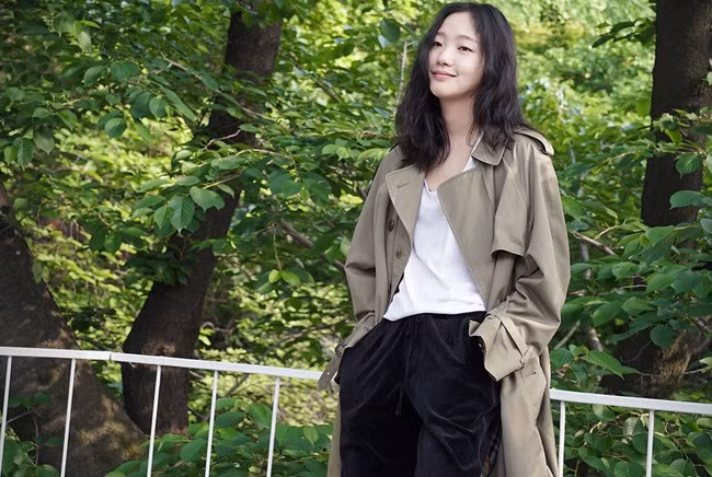 Kim Go Eun lại mix trench coat theo hướng menswear mạnh mẽ nam tính chứ chẳng hề nhẹ nhàng nữ tính như cách mà các kiều nữ Kpop vẫn hay diện.