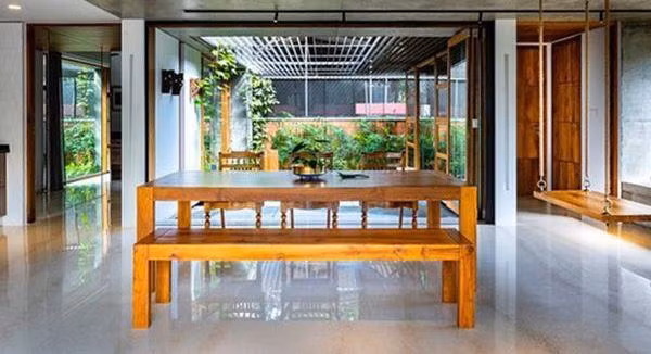 Sàn nhà ốp đá sáng bóng, giúp cân bằng năng lượng làm nổi bật đồ nội thất bằng gỗ bên trên.