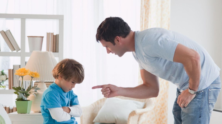 Con sẽ bắt đầu phớt lờ bạn nếu bạn cứ lặp đi lặp lại mệnh lệnh. (Ảnh: ITN). Con sẽ bắt đầu phớt lờ bạn nếu bạn cứ lặp đi lặp lại mệnh lệnh. (Ảnh: ITN).