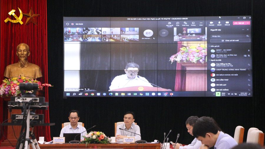 Các đại biểu tham gia trực tuyến phát biểu ý kiến tại hội nghị. Các đại biểu tham gia trực tuyến phát biểu ý kiến tại hội nghị.