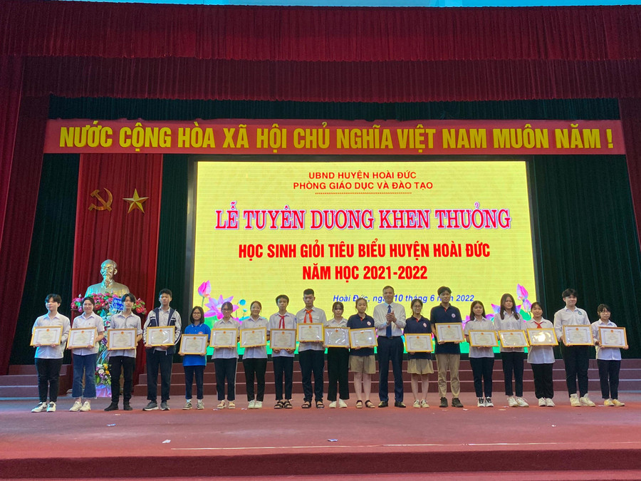 Lãnh đạo huyện Hoài Đức tặng thưởng cho các em học sinh giỏi tiêu biểu năm học 2021-2022. Lãnh đạo huyện Hoài Đức tặng thưởng cho các em học sinh giỏi tiêu biểu năm học 2021-2022.