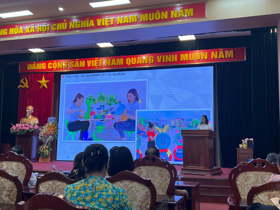 Các giáo viên mầm non tích cực tham gia làm đồ dùng đồ chơi và 1 số sản phẩm cho trẻ trải nghiệm. Các giáo viên mầm non tích cực tham gia làm đồ dùng đồ chơi và 1 số sản phẩm cho trẻ trải nghiệm.