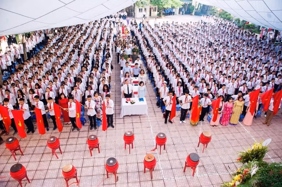 Các thế hệ thầy và trò Trường THCS Tân Định luôn đoàn kết, nỗ lực để đưa thành tích của nhà trường ngày càng đi lên. Các thế hệ thầy và trò Trường THCS Tân Định luôn đoàn kết, nỗ lực để đưa thành tích của nhà trường ngày càng đi lên.