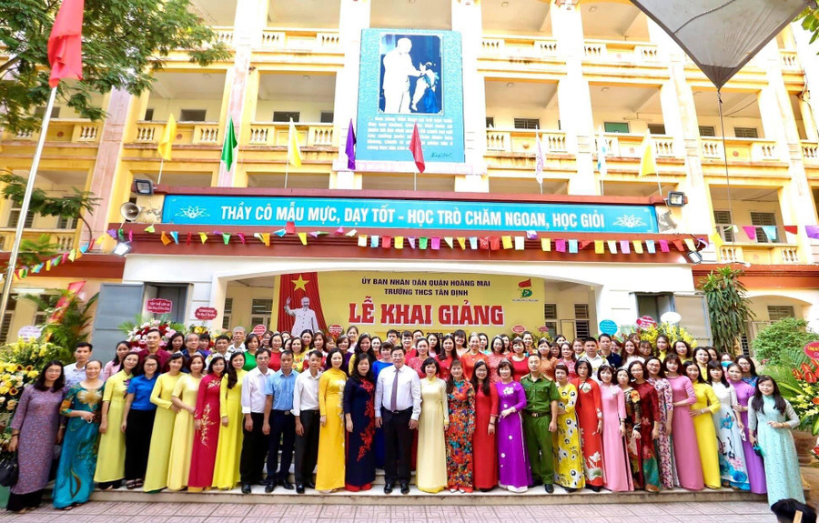 Ông Nguyễn Quang Hiếu - Bí thư Quận ủy cùng với bà Phạm Đàm Thục Hạnh - Trưởng phòng GD&ĐT quận Hoàng Mai dự lễ khai giảng năm học mới 2020-2021 tại Trường THCS Tân Định. Ông Nguyễn Quang Hiếu - Bí thư Quận ủy cùng với bà Phạm Đàm Thục Hạnh - Trưởng phòng GD&ĐT quận Hoàng Mai dự lễ khai giảng năm học mới 2020-2021 tại Trường THCS Tân Định.