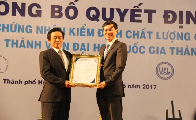 PGS.TS Nguyễn Tiến Dũng - Hiệu trưởng Trường ĐH Kinh tế - Luật nhận giấy chứng nhận kiểm định đạt chuẩn chất lượng từ GS Nguyễn Quý Thanh