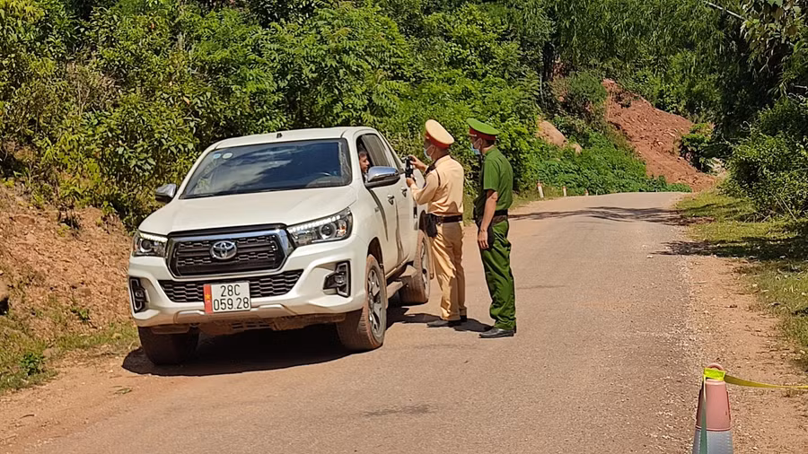 Lực lượng Công an tăng cường kiểm tra người và phương tiện vào địa bàn.