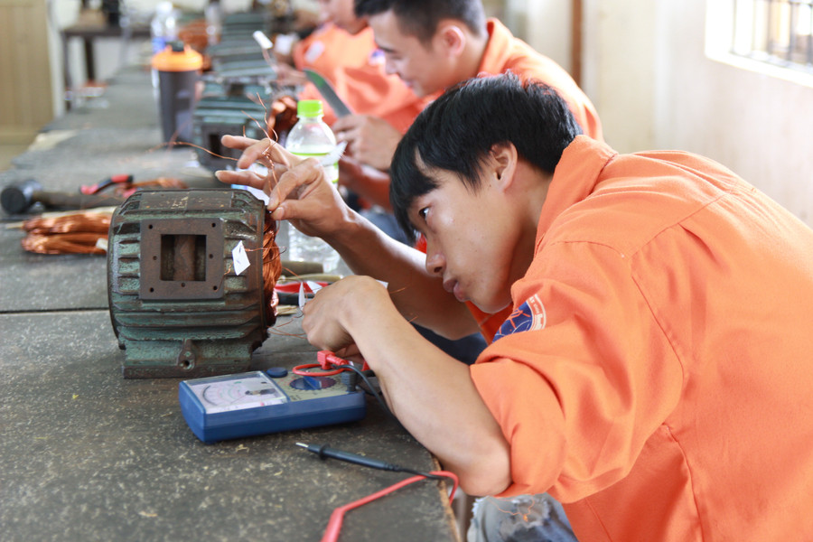  Sinh viên ĐH SPKT Vinh học thực hành