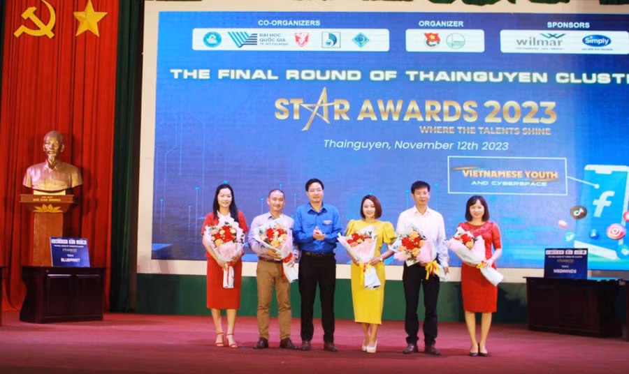 BTC tặng hoa cho giám khảo cuộc thi.