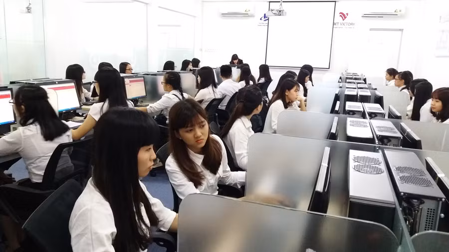 Các sinh viên tại phòng học mô phỏng ngân hàng