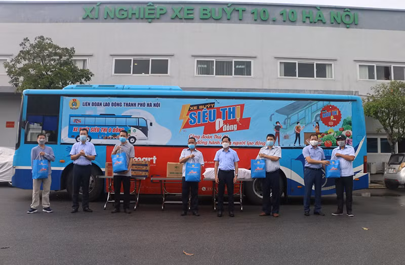  LĐLĐ TP trao Túi An sinh Công đoàn cho người lao động xí nghiệp xe Buýt 10/10 Hà Nội.  