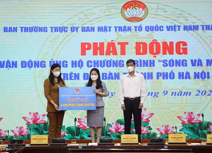 Thành đoàn Hà Nội ủng hộ 3.000 máy tính cho Chương trình "Sóng và máy tính cho em". 