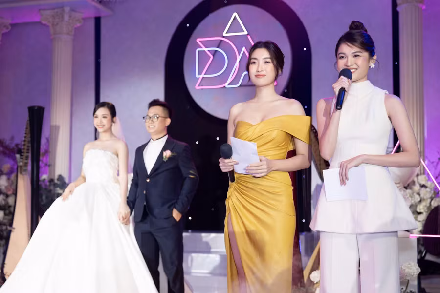 Đỗ Mỹ Linh và Thuỳ Dung làm MC cho đám cưới.