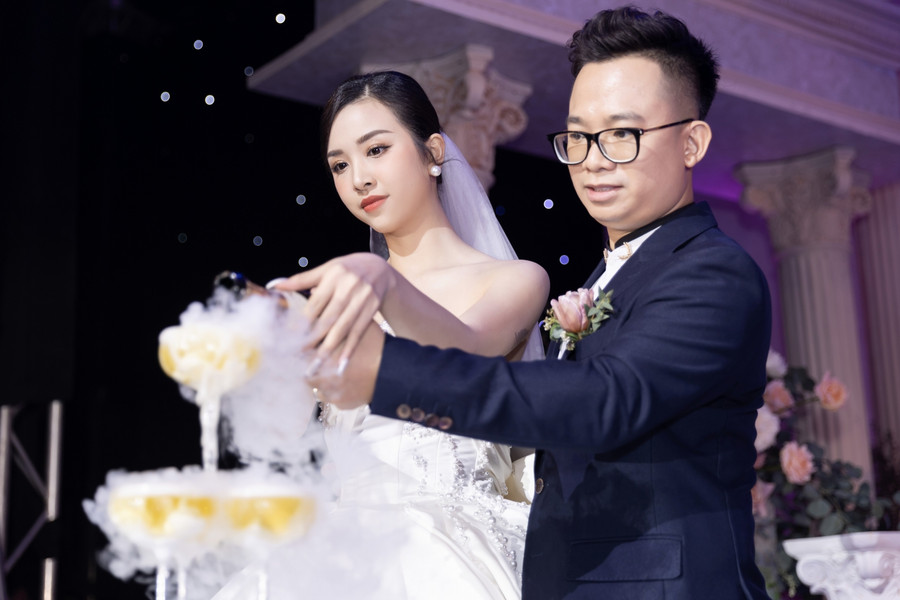 Nàng Á hậu đã chuẩn bị 5 bộ váy trong ngày cưới của mình. Nàng Á hậu đã chuẩn bị 5 bộ váy trong ngày cưới của mình.