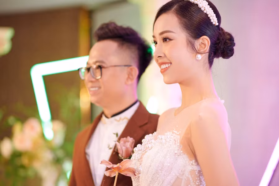 Thúy An rạng ngời trong ngày cưới.