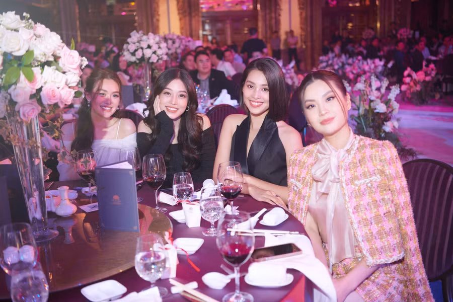 Dàn người đẹp đọ sắc trong tiệc cưới.